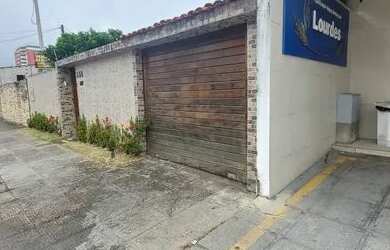 Imagem: A casa possui 3 Dormitórios, 3 Banheiros, 4 Vagas na garagem