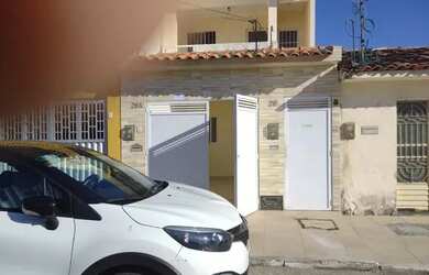 Imagem: A casa possui 2 Dormitórios, 1 Banheiro e 1 Vaga na garagem