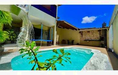 Imagem: A casa possui 4 Dormitórios, 1 Banheiro, 3 Vagas na garagem