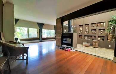 Imagem: A casa possui 3 Dormitórios, 4 Banheiros, 4 Vagas na garagem