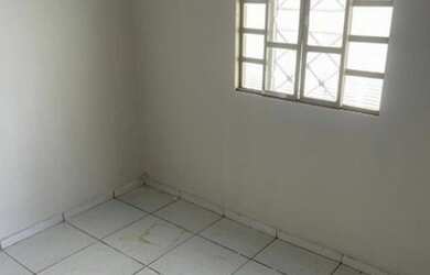 Imagem: A casa possui 2 Dormitórios, 1 Banheiro, 2 Vagas na garagem