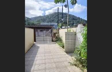 Imagem: A casa possui 5 Dormitórios, 4 Banheiros, 4 Vagas na garagem