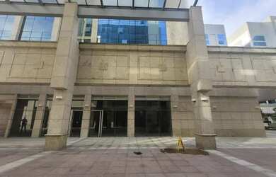 Imagem: O depósito possui 5 Vagas na garagem, 1.030m² de Área e