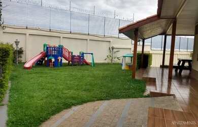 Imagem: A casa possui 3 Dormitórios, 3 Banheiros, 2 Vagas na garagem