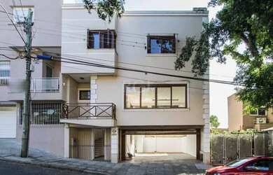 Imagem: A casa possui 3 Dormitórios, 3 Banheiros, 3 Vagas na garagem