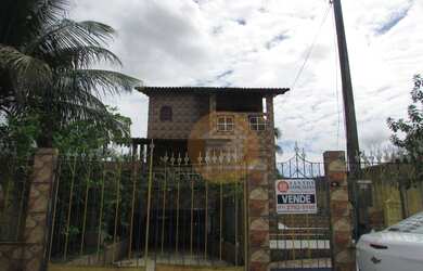 Imagem: A casa possui 4 Dormitórios, 2 Banheiros, 2 Vagas na garagem