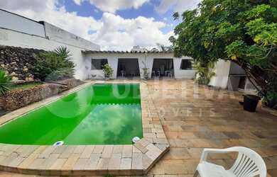 Imagem: A casa possui 3 Dormitórios, 5 Banheiros, 4 Vagas na garagem