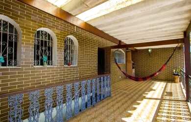 Imagem: A casa possui 3 Dormitórios, 2 Banheiros, 2 Vagas na garagem