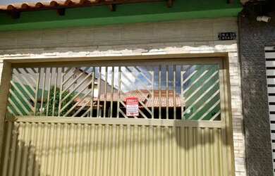 Imagem: A casa possui 2 Dormitórios, 2 Banheiros, 2 Vagas na garagem