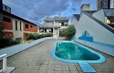 Imagem: A casa possui 4 Dormitórios, 4 Banheiros, 5 Vagas na garagem