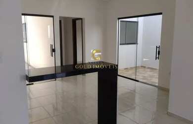 Imagem: A casa possui 3 Dormitórios, 2 Banheiros, 2 Vagas na garagem