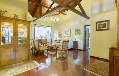 Imagem 2: MARAVILHOSA CASA À VENDA NO BAIRRO SANTA FELICIDADE COM TERRENO DE 2.827,00...