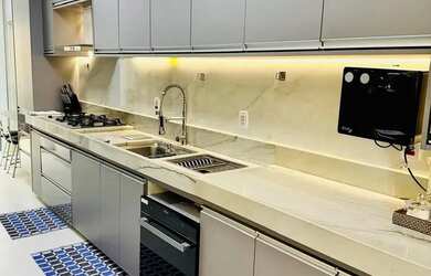 Imagem: A casa possui 4 Dormitórios, 5 Banheiros, 2 Vagas na garagem