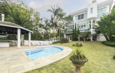 Imagem 1: Casa com amplos ambientes em condomínio fechado