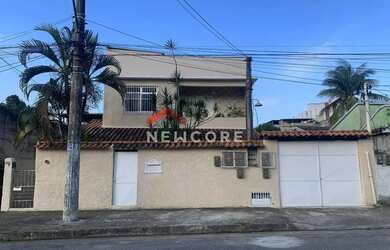 Imagem: A casa possui 4 Dormitórios, 3 Banheiros, 3 Vagas na garagem