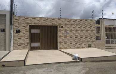 Imagem: A casa possui 2 Dormitórios, 1 Banheiro, 3 Vagas na garagem