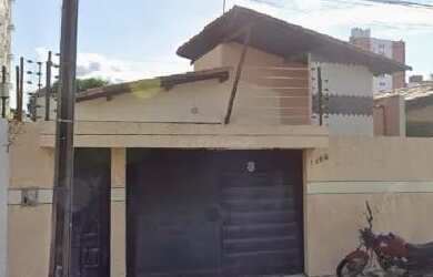 Imagem: A casa possui 3 Dormitórios, 2 Banheiros, 3 Vagas na garagem