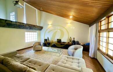 Imagem: A casa possui 4 Dormitórios, 4 Banheiros, 4 Vagas na garagem