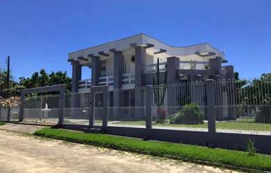 Imagem: A casa possui 3 Dormitórios, 2 Banheiros, 2 Vagas na garagem