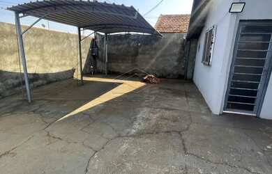 Imagem: A casa possui 2 Dormitórios, 1 Banheiro, 2 Vagas na garagem