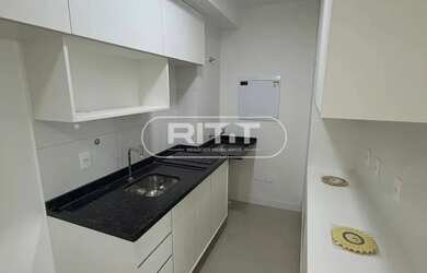 Imagem: O apartamento possui 1 Dormitório, 1 Banheiro, 1 Vaga na garagem