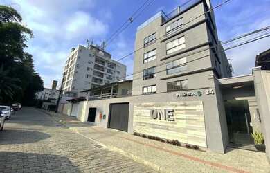 Imagem: O apartamento possui 1 Dormitório, 1 Banheiro, 1 Vaga na garagem