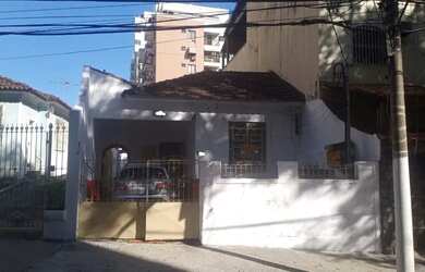 Imagem: A casa possui 4 Dormitórios, 2 Banheiros, 1 Vaga na garagem