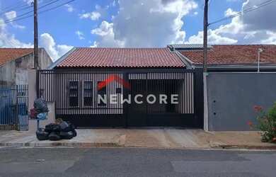 Imagem: A casa possui 2 Dormitórios, 2 Banheiros, 2 Vagas na garagem