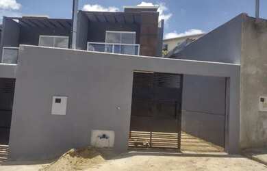 Imagem: A casa possui 2 Dormitórios, 2 Banheiros, 2 Vagas na garagem