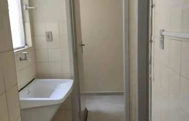 Imagem 8: Ótimo apto de 2 quartos com piso porcelanato, sala com sacada com piso...