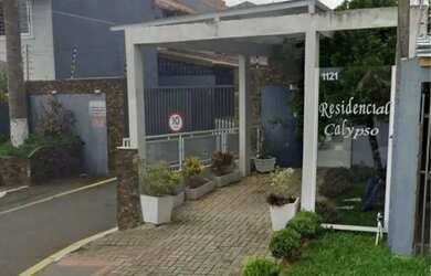 Imagem: A casa possui 3 Dormitórios, 1 Banheiro, 2 Vagas na garagem