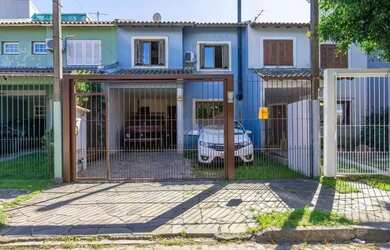 Imagem: A casa possui 3 Dormitórios, 2 Banheiros, 2 Vagas na garagem