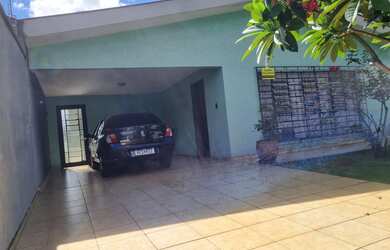 Imagem: A casa possui 4 Dormitórios, 2 Banheiros, 2 Vagas na garagem