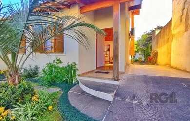 Imagem: A casa possui 3 Dormitórios, 2 Banheiros, 3 Vagas na garagem