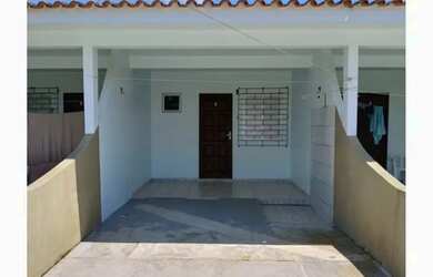 Imagem: A casa possui 1 Dormitório, Acomodam 4 pessoas, 1 Vaga na garagem