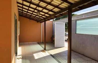 Imagem: A casa possui 3 Dormitórios, 2 Banheiros, 2 Vagas na garagem