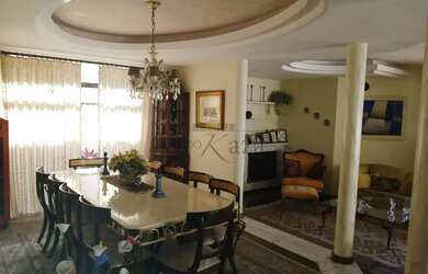 Imagem: A casa em condomínio possui 4 Dormitórios, 5 Banheiros, 4