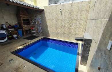 Imagem: A casa possui 3 Dormitórios, 2 Banheiros, 2 Vagas na garagem