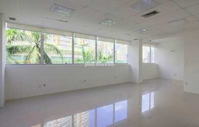 Imagem: O depósito possui 4 Vagas na garagem, 144m² de Área e está