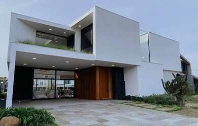 Imagem: A casa em condomínio possui 5 Dormitórios, 5 Banheiros, 2