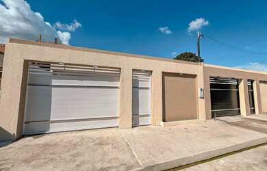 Imagem: A casa possui 3 Dormitórios, 1 Banheiro, 2 Vagas na garagem