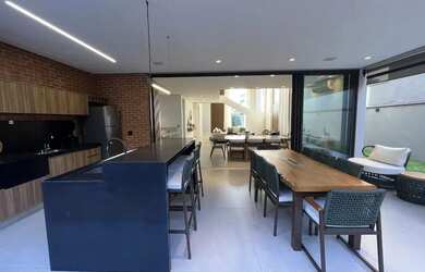 Imagem: A casa em condomínio possui 4 Dormitórios, 5 Banheiros, 4