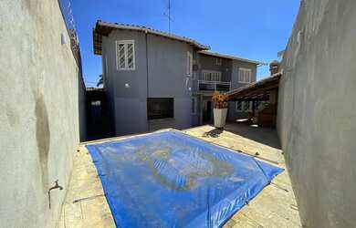 Imagem: A casa possui 3 Dormitórios, 2 Banheiros, 4 Vagas na garagem