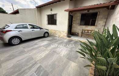 Imagem: A casa possui 3 Dormitórios, 1 Banheiro, 2 Vagas na garagem