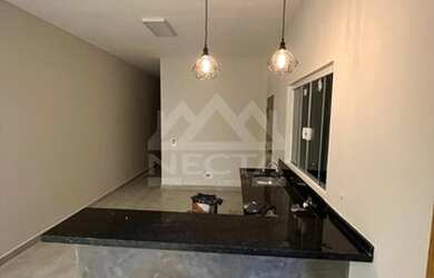 Imagem: A casa possui 2 Dormitórios, 2 Banheiros, 1 Vaga na garagem