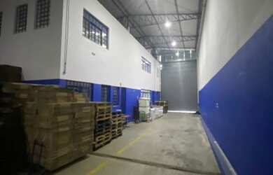 Imagem: O depósito possui 4 Vagas na garagem, 500m² de Área e está