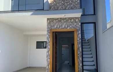 Imagem: A casa possui 3 Dormitórios, 2 Banheiros, 2 Vagas na garagem