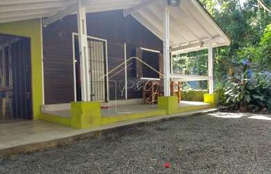 Imagem: A casa possui 3 Dormitórios, 2 Banheiros, 3 Vagas na garagem