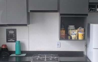 Imagem: O apartamento possui 2 Dormitórios, 1 Banheiro, 1 Vaga na garagem