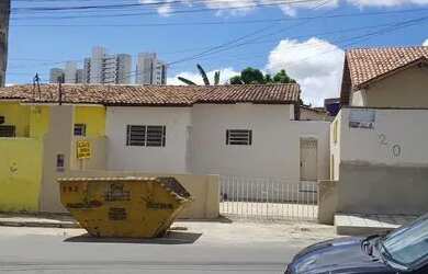 Imagem: A casa possui 3 Dormitórios, 1 Banheiro, 1 Vaga na garagem